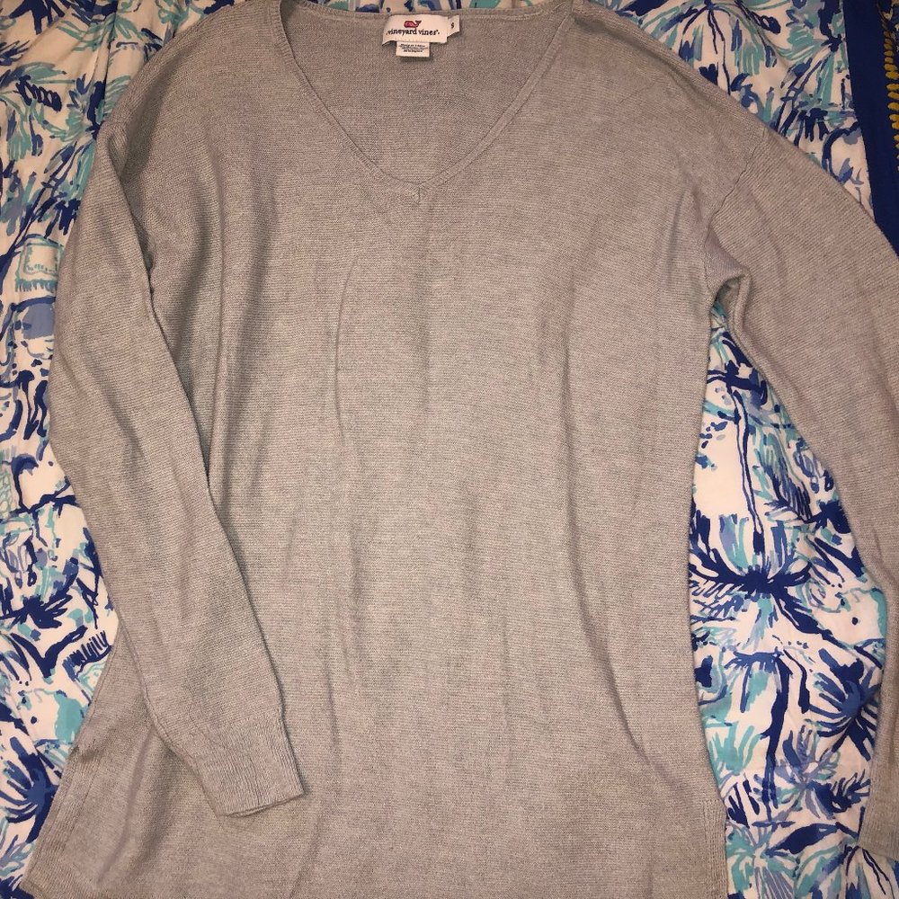 Vineyard Vines V-neck Sweater in grey!